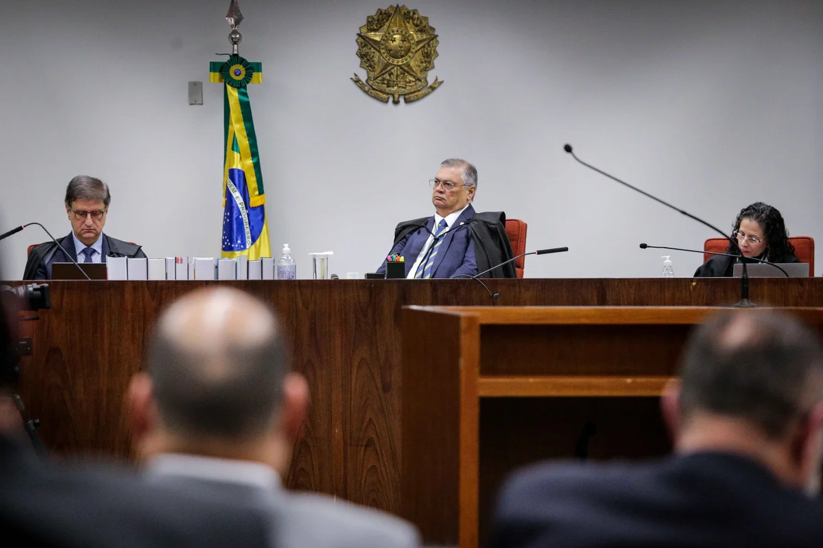 A Primeira Turma do Supremo Tribunal Federal (STF) retomou, na manhã desta terça-feira (21/10), o julgamento do núcleo 4, conhecido como o grupo de desinformação, no âmbito do processo referente à tentativa de golpe de Estado após as eleições de 2022. No total, são sete réus acusados pela Procuradoria-Geral da República (PGR) de propagar notícias falsas sobre as urnas eletrônicas. A Primeira Turma do Supremo Tribunal Federal (STF) retomou, na manhã desta terça-feira (21/10), o julgamento do núcleo 4, conhecido como o grupo de desinformação, no âmbito do processo referente à tentativa de golpe de Estado após as eleições de 2022. No total, são sete réus acusados pela Procuradoria-Geral da República (PGR) de propagar notícias falsas sobre as urnas eletrônicas.