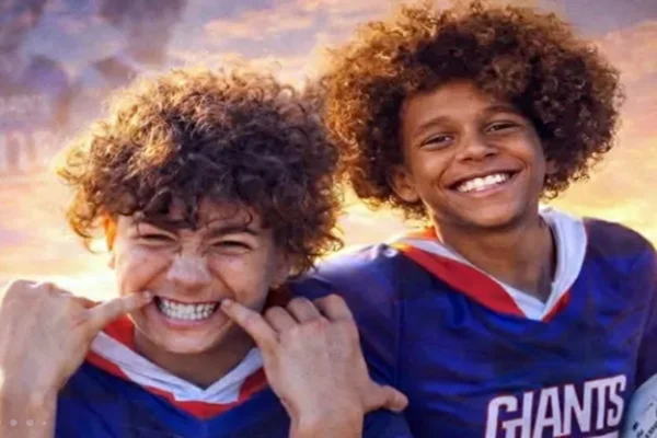 Jovens sorridentes com uniforme de futebol - Metrópoles
