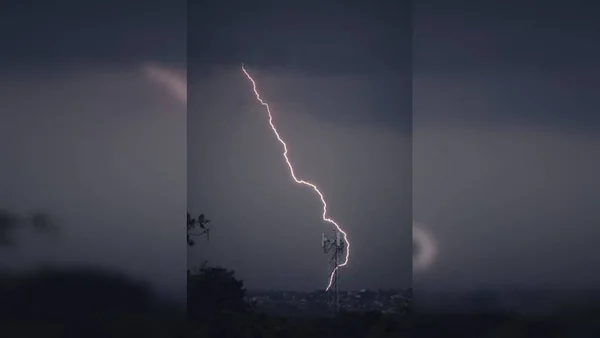 Tempo fecha e brasilienses registram até queda de granizo. Ventos chegam a 60km/h
