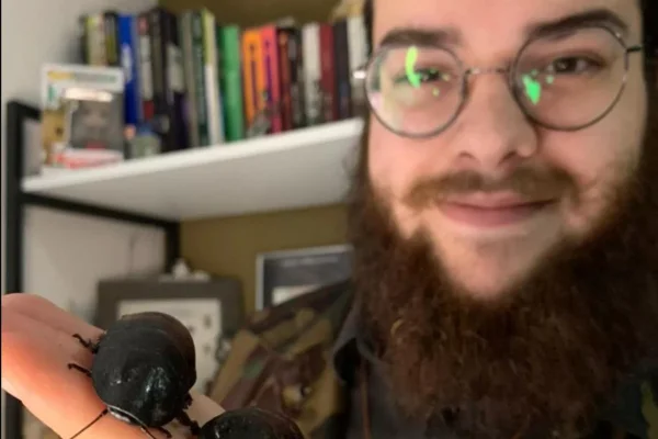 Imagem colorida de um tutor de baratas