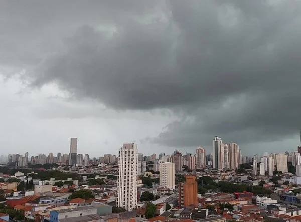 foto colorida de céu coberto de nuvens sobre a cidade de São Paulo antes de chuva - Metrópoles