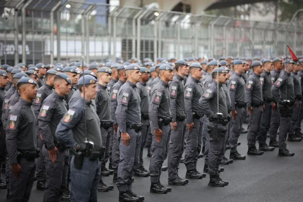 Imagem colorida mostra homens da PM de São Paulo de pé, em posição de sentido, com o corpo ereto e as mãos esticadas para baixo, ao lado do corpo - Metrópoles