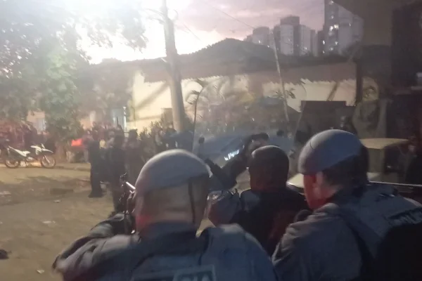 Imagem colorida de policiais militares na Favela do Moinho. Metrópoles