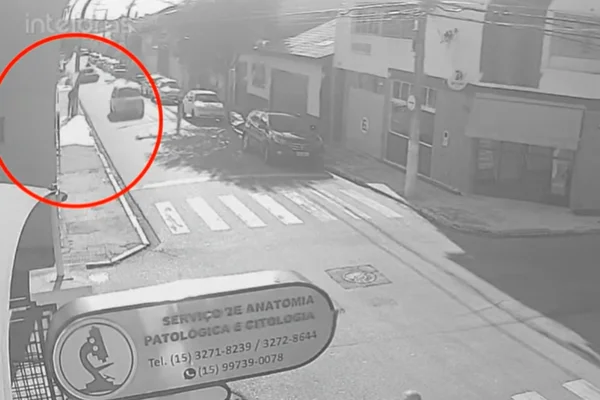 Imagem colorido de suspeito andando após matar dois em clínica no interior - Metrópoles
