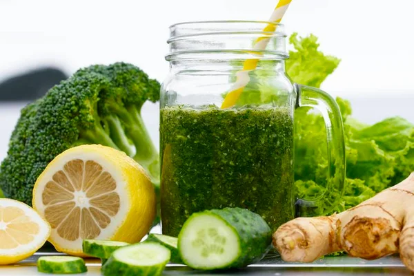 Imagem colorida de suco verde detox - Metrópoles