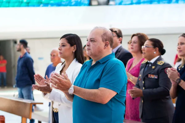 Ibaneis Rocha, Mayara Noronha e Matheus acompanham missa