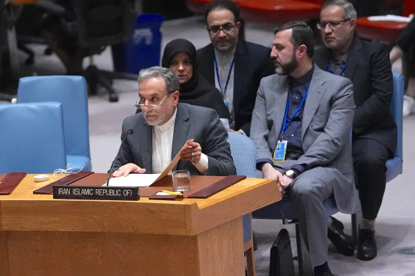 Imagem colorida do ministro das Relações Exteriores do Irã, Abbas Araqchi, durante reunião do Conselho de Segurança da ONU em setembro de 2024 - Metrópoles