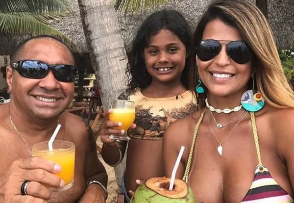 Tiririca publica foto com a família e corpo da esposa chama atenção
