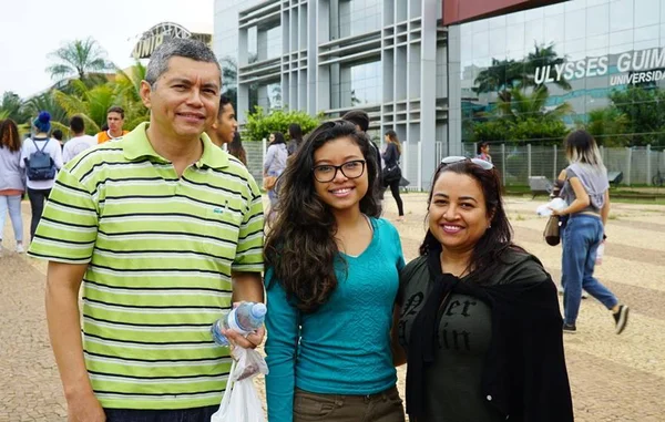 Enem 2017: Mãe, pai e filha fazem prova juntos em Brasília