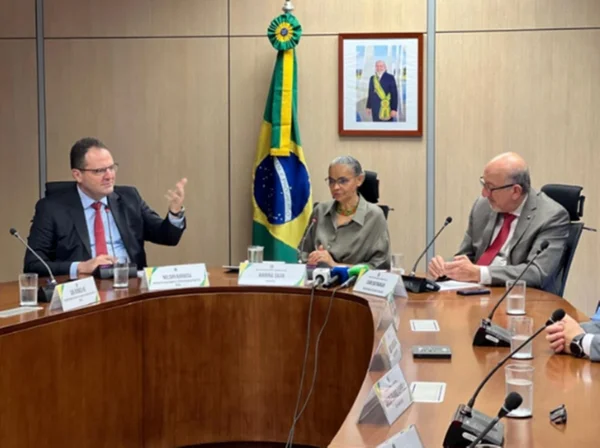 Foto colorida da assinatura de convênio entre o BNDES e o Ministério do Meio Ambiente