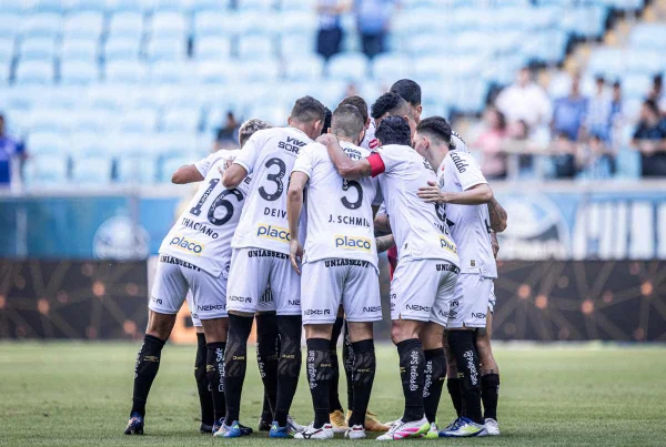 Imagem colorida dos jogadores do Santos - Metrópoles