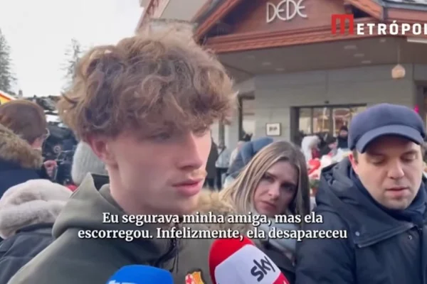 Imagem colorida mostra jovem que sobreviveu a incêndio em bar na Suiça dando entrevista a jornalistas - Metrópoles