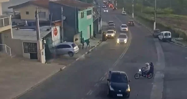 Imagem colorida mostra um carro Citroen C3 Cinza batendo de frente com um contêiner onde fica um restaurante japonês em Atibaia. A motorista passou mal na direção e quase atingiu duas motos, um carro e duas pessoas na imagem - Metrópoles