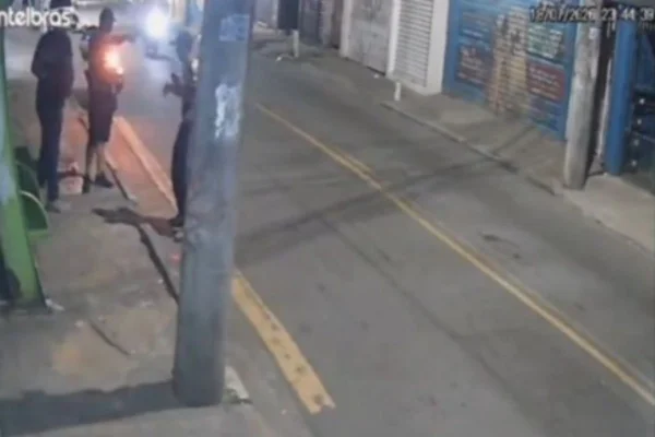 Foto colorida de reprodução de vídeo em que mostra homem sendo executado a tiros em Carapicuíba, região metropolitana de São Paulo.