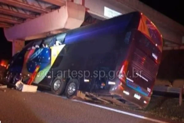 Acidente envolvendo ônibus na SP-127 - Rodovia Francisco da Silva Pontes, região de Itapetininga, deixa 10 mortos - Metrópoles