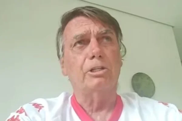 Imagem colorida mostra trecho de entrevista em que Bolsonaro se defende da acusação de que Abin é usada - Metrópoles