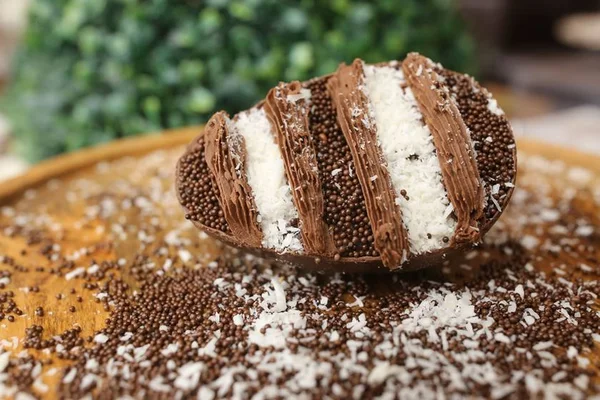 Em abril, Renata Dias produz ovos de Páscoa e castelinho veganos