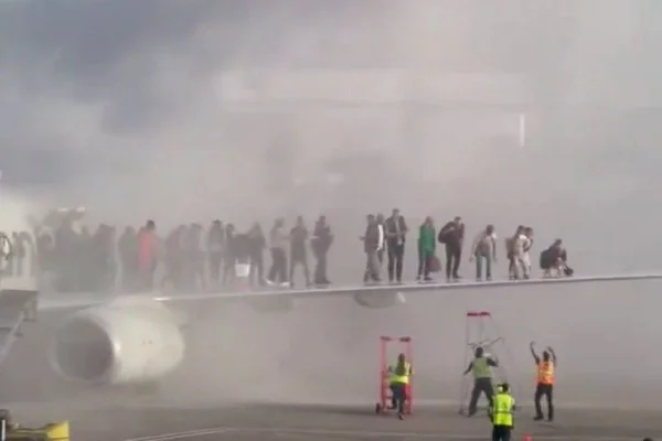 Incêndio atinge avião da American Airlines em Denver (EUA) - Metrópoles