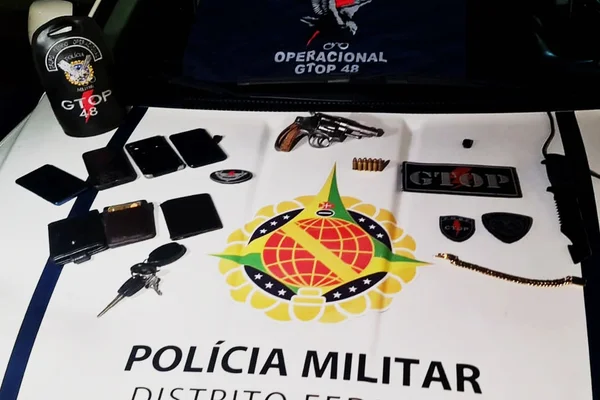 Celulares e pertences de grupos suspeito de roubar um carro no Guará, incluindo um revólver calibre 32 com seis balas