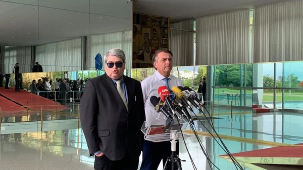Ao lado de Bolsonaro, Datena diz que se manterá neutro sobre 2º turno