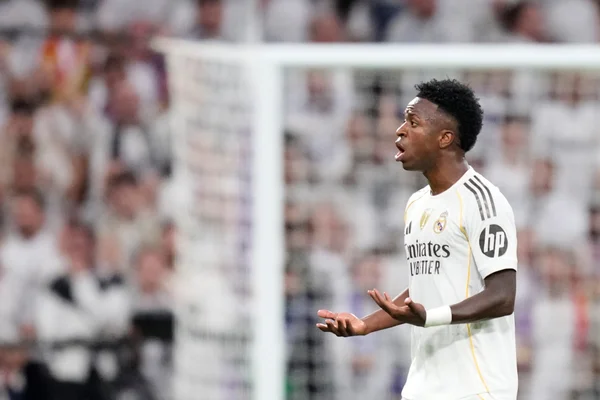 Vídeo: Vini Jr. deixa o campo irritado em Real Madrid x Barcelona
