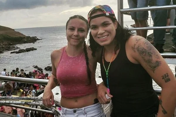 Amanda Nunes com a noiva Nina Ansaroff