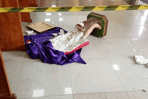 homem invade igreja imagens santos