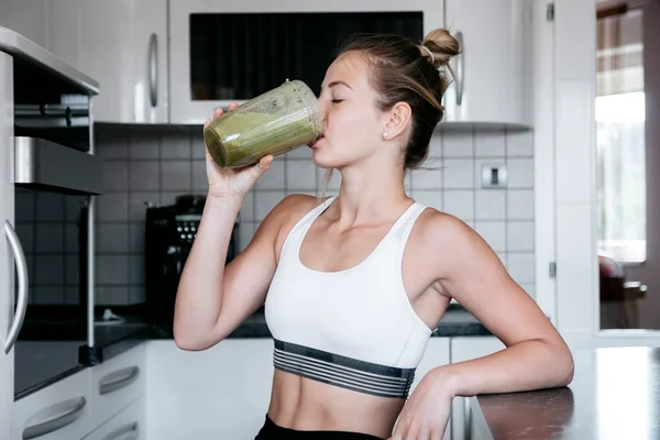 Mulher bebendo suco detox