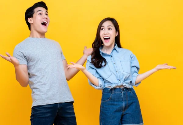 casal sorrindo de blusa clara com as mãos pra cima - Metrópoles