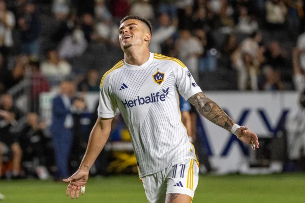 Foto colorida de Gabriel Pec, ex-Vasco, comemorando gol pelo Los Angeles Galaxy, da MLS - Metrópoles
