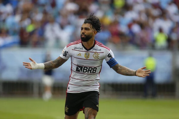 Vídeo: Gabigol não perdoa e rebate provocação de torcida com tatuagem