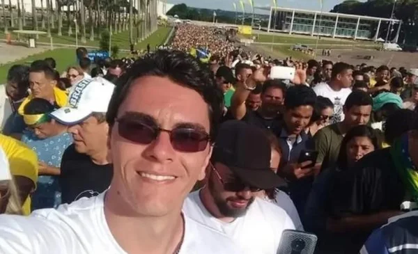 Carlos Victor Carvalho, conhecido como CVC, terceiro alvo preso em operação que investiga terrorismo bolsonarista no DF. Na imagem ele sorri em meio a manifestação golpista na Esplanada - Metrópoles
