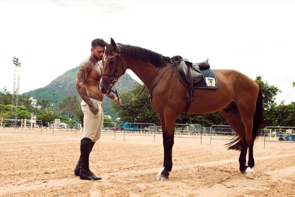 “Não, eu não sou gay”, diz Lucas Lucco a revista masculina