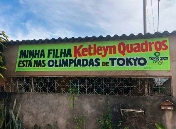 Orgulhosa, família pendura faixa em homenagem a Ketleyn Quadros