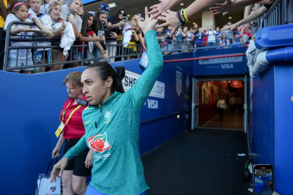 Foto colorida mostra Marta entrando em campo - Metrópoles