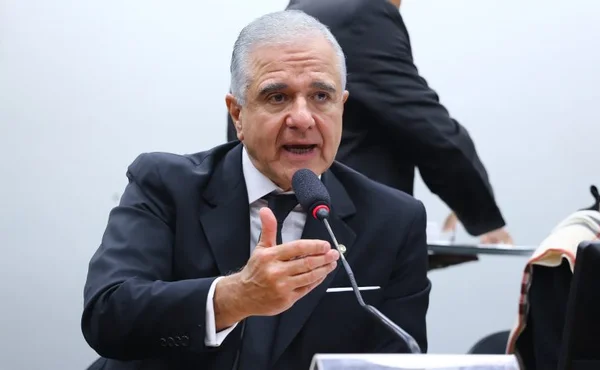 Foto colorida do Deputado Julio Lopes - Metrópoles