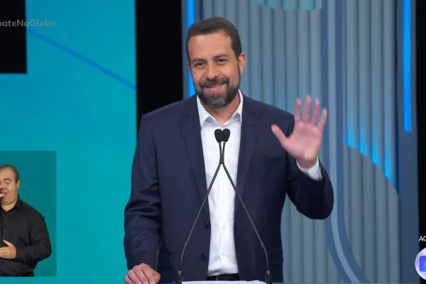 Imagem colorida mostra Guilherme Boulos no debate da Globo - Metrópoles