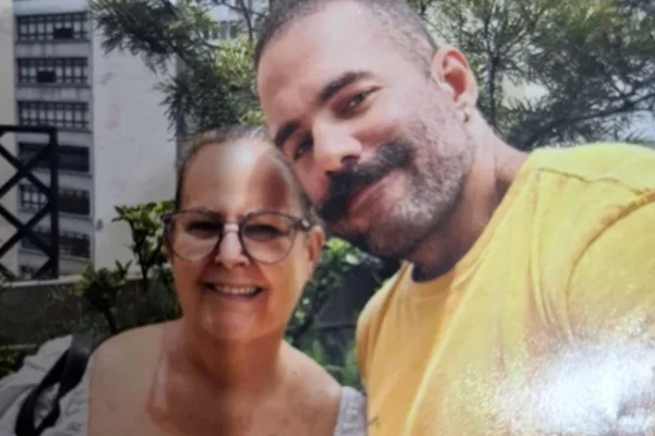 Foto colorida do médico brasileiro Ícaro Barros junto com a mãe, Anakláudia Barros - Metrópoles