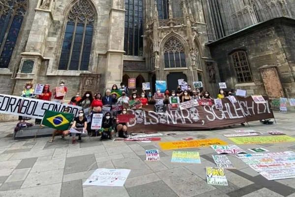 Manifestações contra Bolsonaro são realizadas em outros países