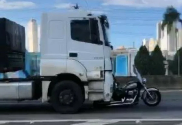 Caminhão arrasta motociclista após acidente na BR-101, em SC