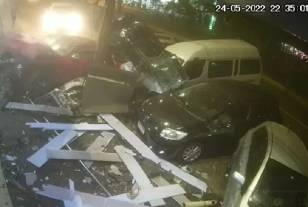 Câmera flagra grave acidente de trânsito durante “racha” no Paraguai