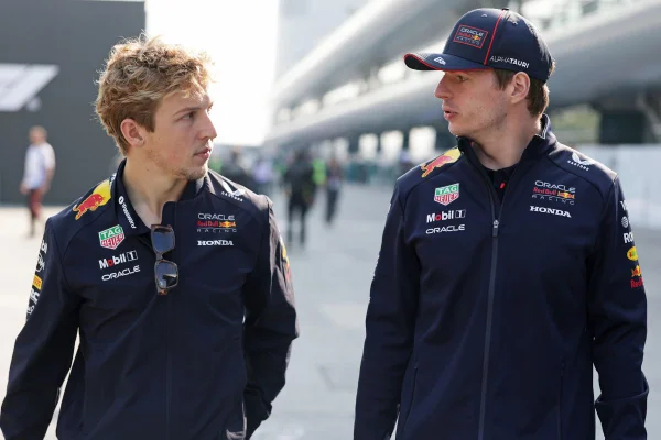 Imagem coloriada de Verstappen e Lawson - Metrópoles