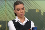 Jornalista Sabina Simonato deixa som vazar ao vivo e brinca: "Coisas que só acontecem ao vivo" Jornalista Sabina Simonato deixa som vazar ao vivo e brinca: "Coisas que só acontecem ao vivo"