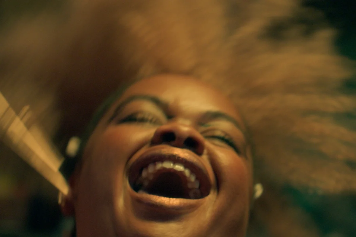 Filme acompanha uma família negra que tenta reconstruir sua rotina após uma perda recente. Filme acompanha uma família negra que tenta reconstruir sua rotina após uma perda recente.