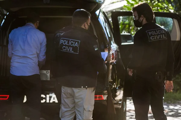 Flagrado com arma, Agnelo é conduzido à delegacia para esclarecimentos