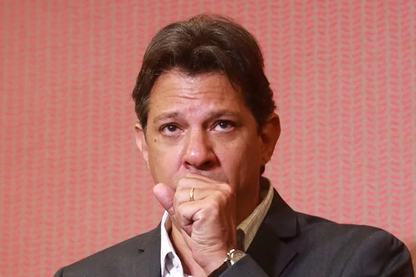Paulo Teixeira acusa bolsonarista de trancar carro de Haddad