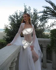 Modelo branco foi personalizado pela grife para que a atriz usasse durante o evento 