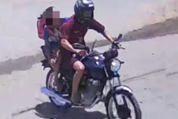 Imagem colorida de homem que sequestrou criança com ela na garupa da moto - Metrópoles