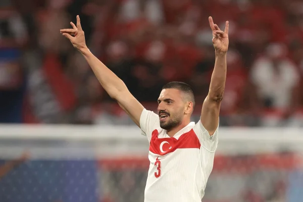 Demiral, zagueiro da Turquia - Metrópoles