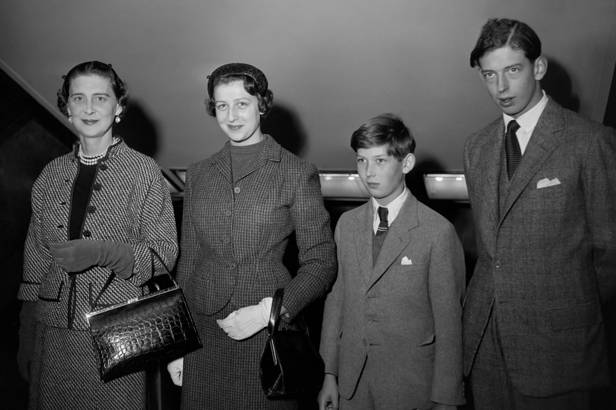 A Princesa Marina, Duquesa de Kent (à esquerda), com sua filha, a Princesa Alexandra, e seus filhos, o Príncipe Michael de Kent (terceiro a partir da esquerda) e o Príncipe Edward, Duque de Kent, em 1954 A Princesa Marina, Duquesa de Kent (à esquerda), com sua filha, a Princesa Alexandra, e seus filhos, o Príncipe Michael de Kent (terceiro a partir da esquerda) e o Príncipe Edward, Duque de Kent, em 1954